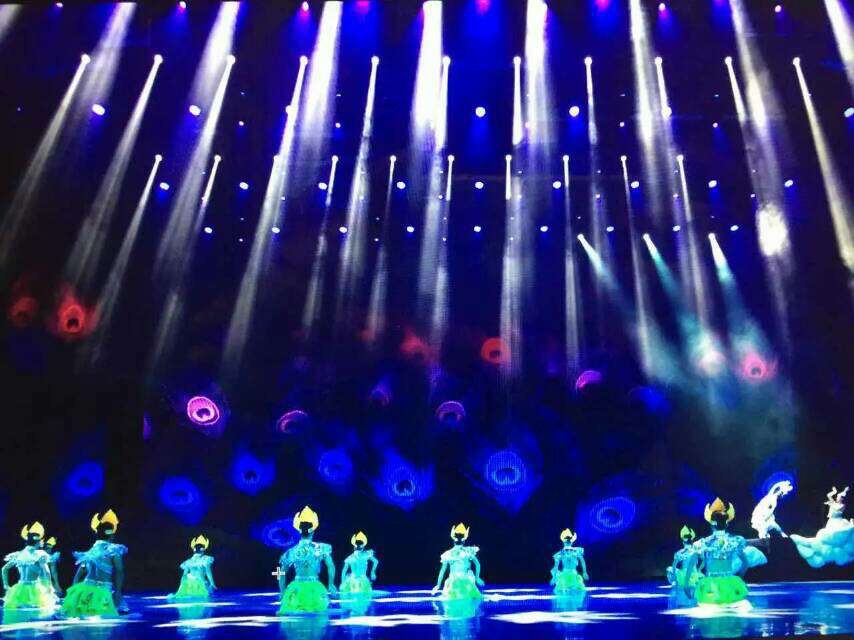 舞臺(tái)燈光的顏色主要來源于兩個(gè)途徑